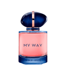 Um frasco de perfume da marca Giorgio Armani. A parte superior do é azul escuro brilhante, enquanto o frasco em si é transparente, permitindo ver o líquido rosa claro em seu interior. O nome "My Way", está impresso na parte frontal em letras escuras.