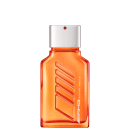 Perfume em frasco retangular de plástico transparente alaranjado. O frasco tem um topo branco com um pequeno ponto vermelho. Na frente do frasco, há o logotipo Mercedes-Benz em linhas vermelhas estilizadas. O líquido dentro é de cor laranja vibrante.