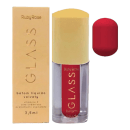 Batom líquido Ruby Rose. O frasco possui um aplicador na ponta e está acondicionado em uma caixa de papelão bege com o nome da marca impresso. A cor é um vermelho vibrante.