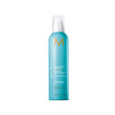 A imagem mostra o produto Moroccanoil Volume Volumizing Mousse 250ml, em embalagem azul claro com logotipo M em laranja. Indicado para cabelos finos a médios.