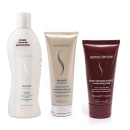 A imagem mostra três produtos da marca Senscience. O shampoo possui uma embalagem plástica branca, o condicionador tem um tubo plástico bege. O terceiro produto é uma máscara capilar em uma embalagem plástica vinho.