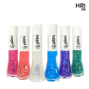 Seis frascos de esmalte Hits Free em diferentes cores brilhantes. Os frascos têm formato arredondado com tampa branca e rótulo preto com o nome "Hits Free" impresso. As cores disponíveis são rosa, laranja, transparente, azul claro, azul escuro e verde.