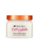 Pote de vidro com tampa laranja contendo um produto de esfoliação corporal da marca Tree Hut, com o nome "Cocoa Colada" e a descrição "Shea Sugar Scrub" impressos no rótulo.