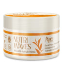 Máscara de tratamento capilar da marca Apice Cosméticos, da linha Nutri Waves. A embalagem é um pote branco contendo informações sobre os ingredientes e benefícios do produto, como óleo de pracaxi, manteiga de karité e tratamento condicionante.