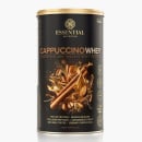 A imagem mostra uma embalagem de whey protein sabor cappuccino, toda marrom com letras brancas e imagens de canela em casca e grãos de café.