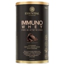 A imagem mostra uma embalagem de whey protein sabor chocolate, toda marrom com letras beges s e imagens de pedaços de chocolate ao centro.