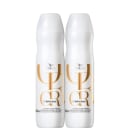 São dois frascos de shampoo da linha Oil Reflections da marca Wella Professionals. Os frascos têm formato cilíndrico e são feitos de plástico branco opaco. Na parte superior, apresentam um detalhe dourado em formato de argola.