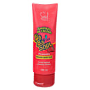 A imagem mostra um frasco de 100ml vermelho, com marca e linha em letras coloridas e tampa vermelha.