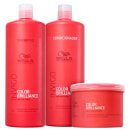 Três produtos da linha Wella Professionals Color Brilliance: shampoo, condicionador e tratamento capilar em embalagens plásticas vermelhas com detalhes em branco, contendo informações sobre os produtos.