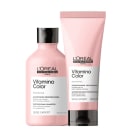 A imagem mostra 2 produtos de L'Oréal Professionnel. Um shampoo Vitamino Color em uma embalagem plástica rosa e um frasco tubular de condicionador da mesma cor.