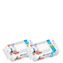 Há dois pacotes de toalhas umedecidas para bebês. Há imagens de dois bebês enrolados em toalhas azuis com estampa de animais. O texto principal destaca "Proteção e Cuidado" e "Toalhas Umedecidas com Vitamina E e Aloe Vera".