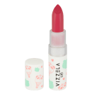Batom em formato de bastão com embalagem plástica branca. A parte superior do batom é na cor vermelho vibrante. A embalagem apresenta o logotipo "Vizzela" em letras pretas e detalhes decorativos em rosa e verde menta.