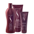 Três produtos da marca Senscience: um frasco de shampoo True Hue, um tubo de condicionador True Hue e um tubo de máscara Inner Restore, todos em tons de vermelho escuro.