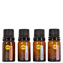 Quatro pequenos frascos de vidro âmbar com tampas plásticas pretas. Os frascos contêm rótulos com o nome "piatan" e os nomes dos produtos: "ansiedade", "relaxe", "respire" e "menopausa".