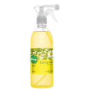 Aromatizador de ambiente em spray. Rótulo verde com imagem de campo de camomilas e texto "Alop Camomila Relaxante". Design simples com detalhes de flores brancas. Gatilho borrifador branco na parte superior.