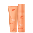 Dois tubos de produtos capilares da linha Nutri-Enrich de Wella Professionals. Os tubos têm uma cor salmão clara e apresentam o logotipo e nome da marca Wella em vermelho. Um tubo é de 200ml e o outro de 250ml, um condicionador e um shampoo.