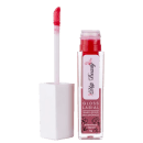 A imagem mostra uma embalagem de gloss labial, aberto, com tampa branca ao lado do produto e gloss de embalagem transparente.