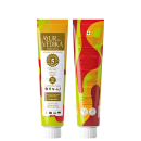 Creme dental Ayurvédico da marca Ayur Vedika. A embalagem é um tubo de cor amarela e laranja, com rótulos que destacam os ingredientes naturais utilizados, como romã, aloe vera, cúrcuma e 23 ervas ayurvédicas.