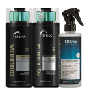 Três produtos da marca Truss: shampoo, condicionador e reconstructor capilar em embalagens pretas e verdes com informações sobre os ingredientes e benefícios. As embalagens possuem o logotipo da marca e indicações sobre o tipo de cabelo a que se destinam.