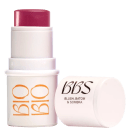 Produto de beleza em embalagem branca e rosa, com rótulo "BBS - Blush, Batom & Sombra". O produto possui formato de bastão, com tampa rosada na parte superior.
