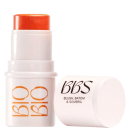 O produto de beleza apresentado na imagem é um blush, batom e sombra da marca BBS. A embalagem consiste em um estojo branco com um aplicador laranja na parte superior e o logotipo da marca impresso.