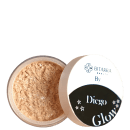 Pó iluminador da marca Bitarra Beauty, com embalagem redonda em tons de branco e azul, com o nome "Diego Glow" impresso em letras pretas.