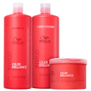 Shampoo, um condicionador e uma máscara, todos em embalagens vermelhas com detalhes em branco. As embalagens apresentam o logotipo da Wella e a inscrição "Color Brilliance" em destaque, indicando que são produtos para cabelos coloridos.