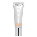 Tubo de produto de beleza da marca Ruby, com embalagem branca e texto em destaque. O produto parece ser um creme ou loção, com textura e consistência típicas desse tipo de cosmético.