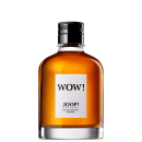 A imagem mostra um perfume masculino em frasco de vidro transparente contendo líquido âmbar. O frasco tem tampa preta texturizada. O frasco apresenta formato retangular com cantos arredondados.