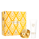 Caixa de presente dourada com padrão geométrico, contendo um frasco de perfume Lady Million da Rabanne e um tubo de loção corporal da mesma marca.