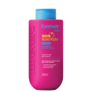 Frasco rosa de 250ml do shampoo reparador reconstrutor SOS da linha Forever Liss, com tampa azul e rótulo destacando os benefícios do produto para cabelos danificados.
