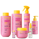Produtos de beleza da linha Forever Liss, incluindo shampoo, condicionador, spray, sérum e leave-in, em embalagens rosa e amarelas com rótulos indicando os benefícios para cabelos ressecados e desidratados.