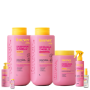 Conjunto de produtos de beleza da marca Forever Liss, incluindo shampoo, condicionador, máscara e spray para cabelos ressecados e desidratados, em embalagens rosa e amarela com rótulos indicando os benefícios do tratamento.