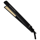 A imagem mostra a chapinha da marca GA.MA Italy. Ela possui um corpo preto com detalhes dourados, placa alisadora larga e revestida em cerâmica. Cabo ergonômico com trava de segurança e cabo giratório.