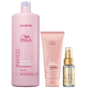 Três produtos de cuidados capilares da marca Wella Professionals. O primeiro é um shampoo revitalizante de cor em um frasco rosa de 1 litro. O segundo é um condicionador da mesma linha, em um tubo rosa de 200ml. O terceiro produto é um óleo capilar.