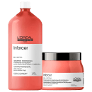 A imagem mostra dois produtos da linha Inforcer da L'Oréal Professionnel. Um é um shampoo em uma embalagem plástica vermelha de 1,5 litros. O outro é uma máscara, em um pote plástico vermelho de 500 gramas.