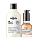 Um óleo, com vidro transparente onde é possível ver o líquido dourado dentro. Tampa pump preta. Um shampoo em embalagem branca cilíndrica com tampa preta.