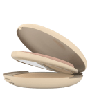 Protetor solar facial em pó compacto. Possui uma capa externa arredondada de cor bege claro. O design é minimalista e elegante, com linhas suaves e uma aparência sofisticada. Não há textos ou rótulos visíveis na superfície externa.