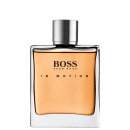 A imagem mostra uma garrafa de perfume masculino "Boss In Motion" da Hugo Boss. O frasco retangular e transparente contém um líquido âmbar, com tampa cilíndrica prateada. O nome "Boss" e "In Motion" estão impressos em letras pretas na frente.