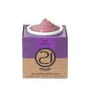 A imagem mostra um gel construtor para unhas. O produto em embalagem cúbica de papelão, com fundo bege e detalhes em preto. A parte superior é roxa com o nome do produto em letras pretas. No centro, há um pote branco com o gel rosa.