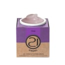 A imagem mostra um gel construtor para unhas. O produto em embalagem cúbica de papelão, com fundo bege e detalhes em preto. A parte superior é roxa com o nome do produto em letras pretas. No centro, há um pote branco com o gel rosa.