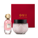A imagem traz um frasco com eau de parfum com líquido rosa e detalhes dourados, um pote de vidro arredondado com tampa preta que contém creme corporal. Os produtos estão dispostos ao lado de uma caixa vermelha que traz o logotipo e nome da marca.