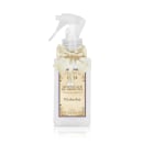 Frasco de spray branco com rótulo dourado e laço de cetim, contendo "Aromatizador de Ambientes" da marca Empório Essenza Serra Gaúcha, na fragrância "Vinhedos", com volume de 250 ml.