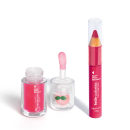 Produtos de beleza da marca Quem Disse, Berenice? incluindo um batom em formato de lápis, um frasco de óleo labial e um recipiente com um acessório em formato de folha. Predominam as cores rosa e branca na embalagem.