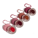 Conjunto de batons líquidos da marca Quem Disse, Berenice? em embalagens esféricas com cordões vermelhos, exibindo diferentes tons de vermelho e rosa.