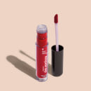 Batom líquido Vermelho em frasco transparente de plástico, com aplicador de espuma. O frasco possui uma tampa protetora preta para guardar o aplicador. O rótulo no frasco exibe o nome da marca e do produto em letras brancas sobre fundo vermelho.