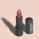 O produto apresentado na imagem é um batom da marca Quem Disse, Berenice?. O batom possui uma embalagem preta e o produto em si é de uma tonalidade rosa. O rótulo da embalagem apresenta o nome da marca "Quem Disse, Berenice?" em letras brancas.