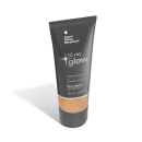 O produto apresentado é uma base líquida da marca Tô no Glow, com embalagem em tubo plástico de cor cinza escura. O rótulo exibe o nome da marca e o texto "Radiância natural, leveza e conforto" em letras brancas.