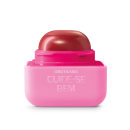 Produto de beleza em embalagem plástica rosa e vermelha. Rótulo na parte inferior rosa com o texto "OBOTICÁRIO CUIDE-SE BEM" em letras brancas.