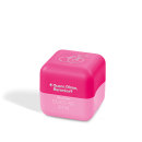 Hidratante labial Quem Disse, Berenice? Cuide-se Bem Cereja Livre o Boticário em formato de cubo. Embalagem na cor rosa vibrante.